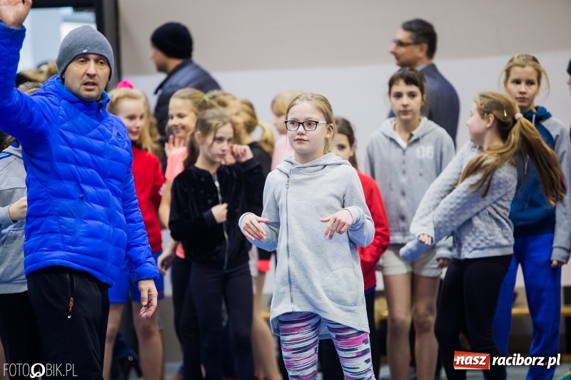 Zdjęcie w galerii na portalu naszraciborz.pl: Jesienne Halowe Mistrzostwa Raciborza w lekkiej atletyce. Zmaganiom przyglądała się Justyna Święty-Ersetic wiadomości z regionu