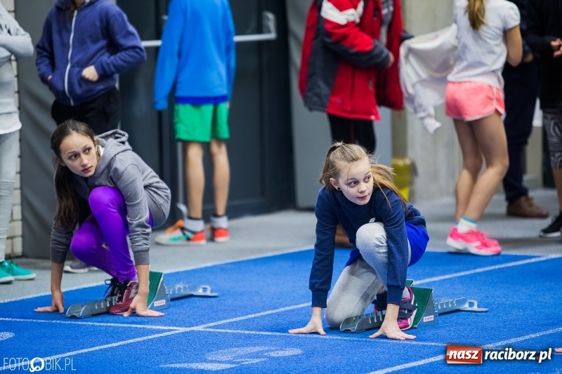 Zdjęcie w galerii na portalu naszraciborz.pl: Jesienne Halowe Mistrzostwa Raciborza w lekkiej atletyce. Zmaganiom przyglądała się Justyna Święty-Ersetic wiadomości z regionu