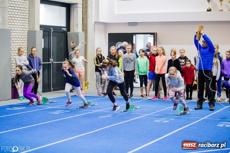 Zdjęcie w galerii na portalu naszraciborz.pl: Jesienne Halowe Mistrzostwa Raciborza w lekkiej atletyce. Zmaganiom przyglądała się Justyna Święty-Ersetic wiadomości z regionu