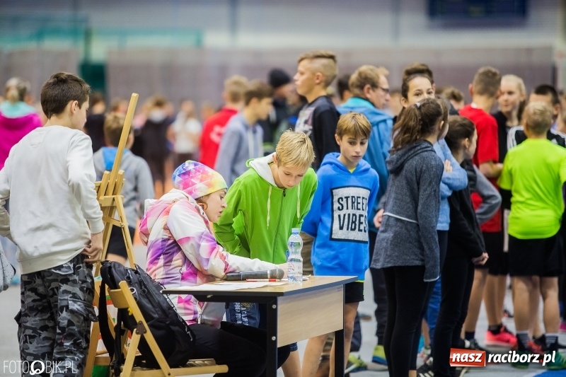 Zdjęcie w galerii na portalu naszraciborz.pl: Jesienne Halowe Mistrzostwa Raciborza w lekkiej atletyce. Zmaganiom przyglądała się Justyna Święty-Ersetic wiadomości z regionu