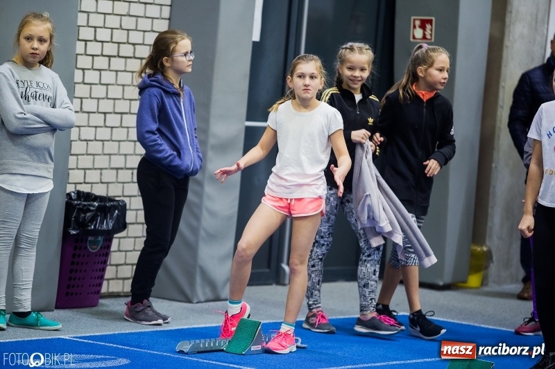 Zdjęcie w galerii na portalu naszraciborz.pl: Jesienne Halowe Mistrzostwa Raciborza w lekkiej atletyce. Zmaganiom przyglądała się Justyna Święty-Ersetic wiadomości z regionu