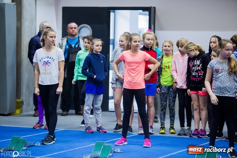Zdjęcie w galerii na portalu naszraciborz.pl: Jesienne Halowe Mistrzostwa Raciborza w lekkiej atletyce. Zmaganiom przyglądała się Justyna Święty-Ersetic wiadomości z regionu