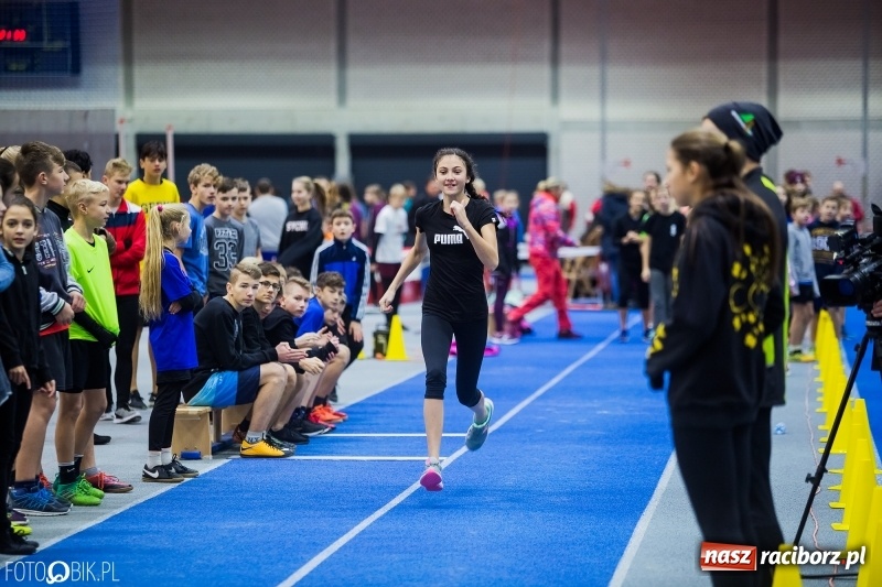 Zdjęcie w galerii na portalu naszraciborz.pl: Jesienne Halowe Mistrzostwa Raciborza w lekkiej atletyce. Zmaganiom przyglądała się Justyna Święty-Ersetic wiadomości z regionu