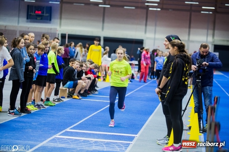 Zdjęcie w galerii na portalu naszraciborz.pl: Jesienne Halowe Mistrzostwa Raciborza w lekkiej atletyce. Zmaganiom przyglądała się Justyna Święty-Ersetic wiadomości z regionu