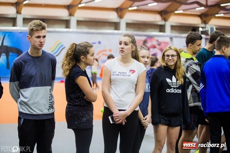 Zdjęcie w galerii na portalu naszraciborz.pl: Jesienne Halowe Mistrzostwa Raciborza w lekkiej atletyce. Zmaganiom przyglądała się Justyna Święty-Ersetic wiadomości z regionu