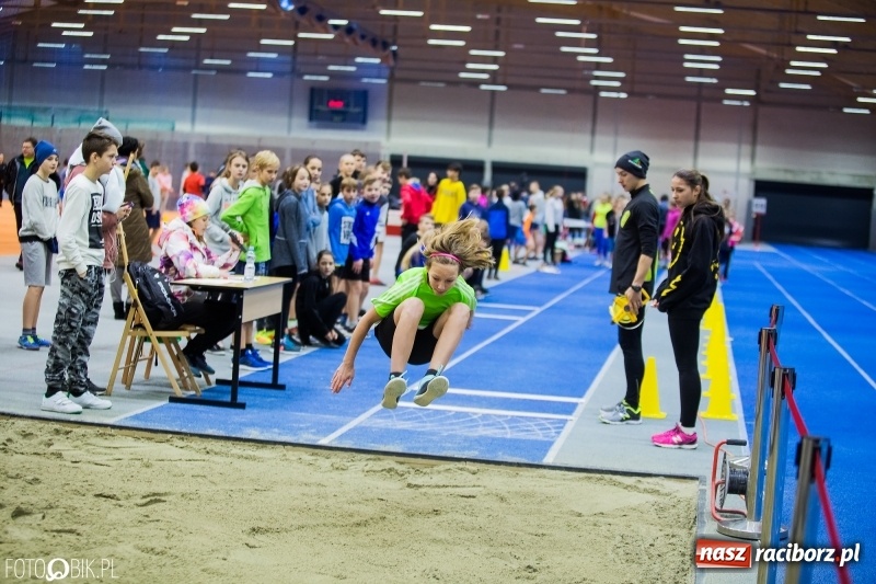 Zdjęcie w galerii na portalu naszraciborz.pl: Jesienne Halowe Mistrzostwa Raciborza w lekkiej atletyce. Zmaganiom przyglądała się Justyna Święty-Ersetic wiadomości z regionu