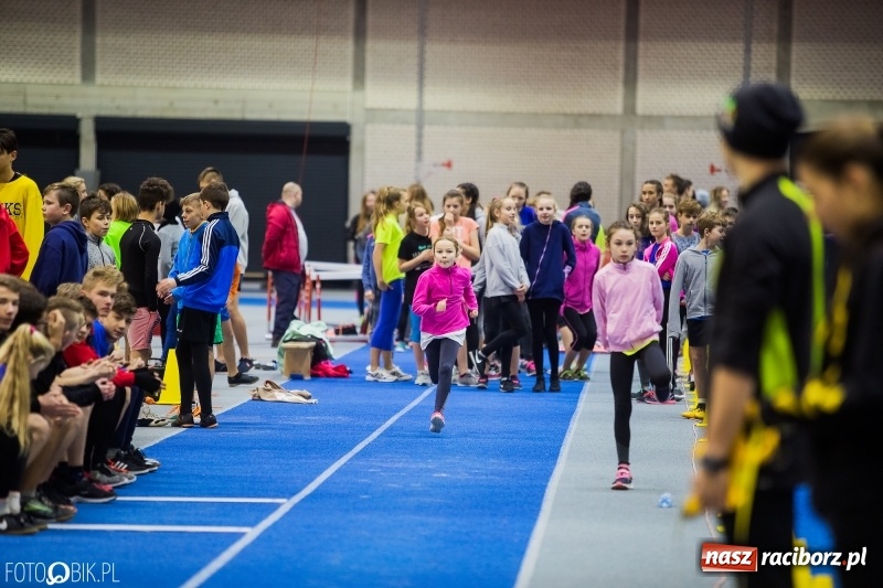 Zdjęcie w galerii na portalu naszraciborz.pl: Jesienne Halowe Mistrzostwa Raciborza w lekkiej atletyce. Zmaganiom przyglądała się Justyna Święty-Ersetic wiadomości z regionu