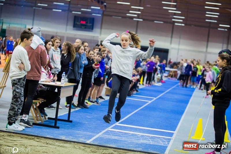 Zdjęcie w galerii na portalu naszraciborz.pl: Jesienne Halowe Mistrzostwa Raciborza w lekkiej atletyce. Zmaganiom przyglądała się Justyna Święty-Ersetic wiadomości z regionu