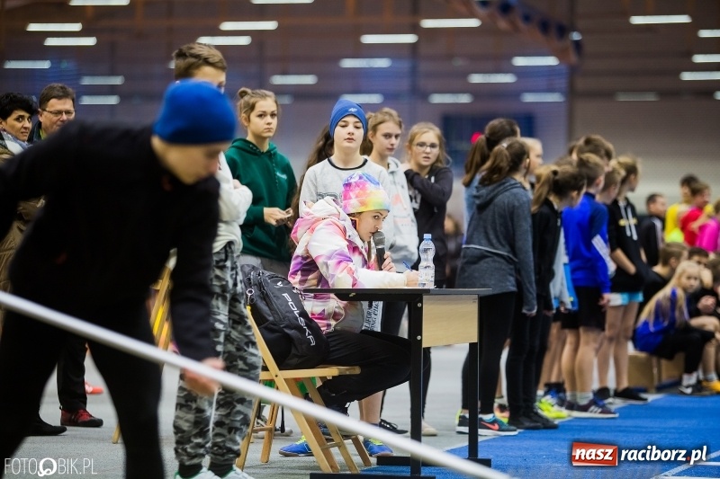 Zdjęcie w galerii na portalu naszraciborz.pl: Jesienne Halowe Mistrzostwa Raciborza w lekkiej atletyce. Zmaganiom przyglądała się Justyna Święty-Ersetic wiadomości z regionu