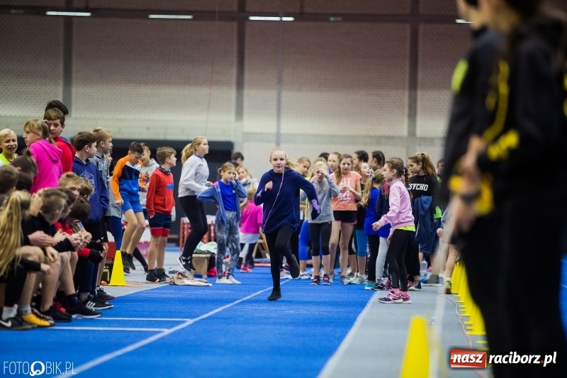 Zdjęcie w galerii na portalu naszraciborz.pl: Jesienne Halowe Mistrzostwa Raciborza w lekkiej atletyce. Zmaganiom przyglądała się Justyna Święty-Ersetic wiadomości z regionu