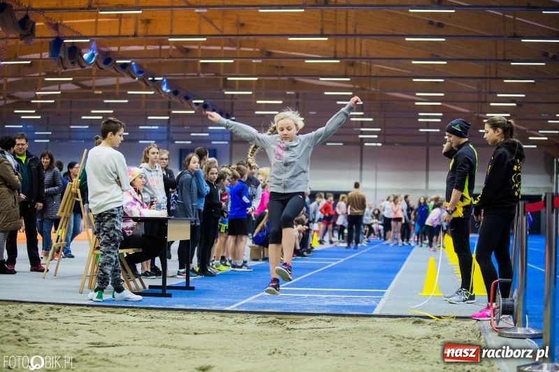 Zdjęcie w galerii na portalu naszraciborz.pl: Jesienne Halowe Mistrzostwa Raciborza w lekkiej atletyce. Zmaganiom przyglądała się Justyna Święty-Ersetic wiadomości z regionu