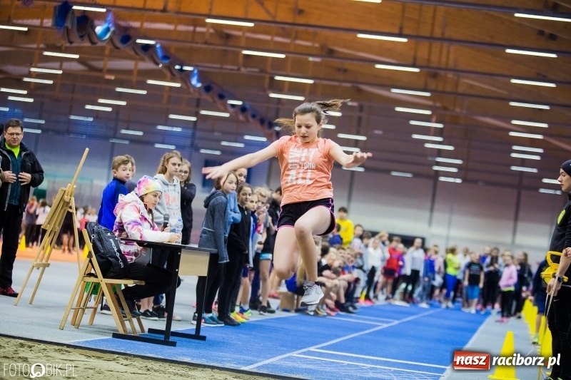 Zdjęcie w galerii na portalu naszraciborz.pl: Jesienne Halowe Mistrzostwa Raciborza w lekkiej atletyce. Zmaganiom przyglądała się Justyna Święty-Ersetic wiadomości z regionu