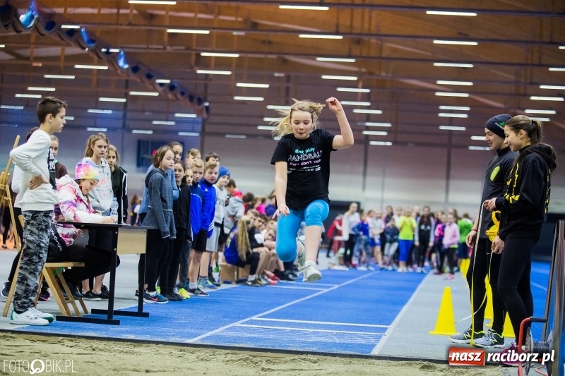 Zdjęcie w galerii na portalu naszraciborz.pl: Jesienne Halowe Mistrzostwa Raciborza w lekkiej atletyce. Zmaganiom przyglądała się Justyna Święty-Ersetic wiadomości z regionu