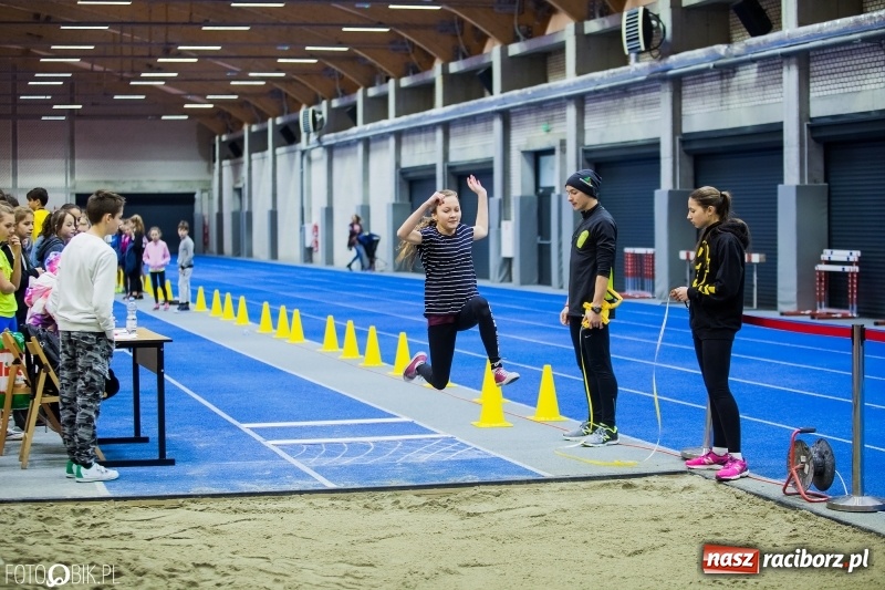 Zdjęcie w galerii na portalu naszraciborz.pl: Jesienne Halowe Mistrzostwa Raciborza w lekkiej atletyce. Zmaganiom przyglądała się Justyna Święty-Ersetic wiadomości z regionu