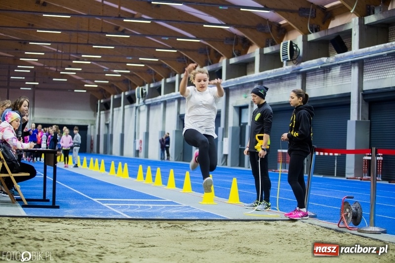 Zdjęcie w galerii na portalu naszraciborz.pl: Jesienne Halowe Mistrzostwa Raciborza w lekkiej atletyce. Zmaganiom przyglądała się Justyna Święty-Ersetic wiadomości z regionu