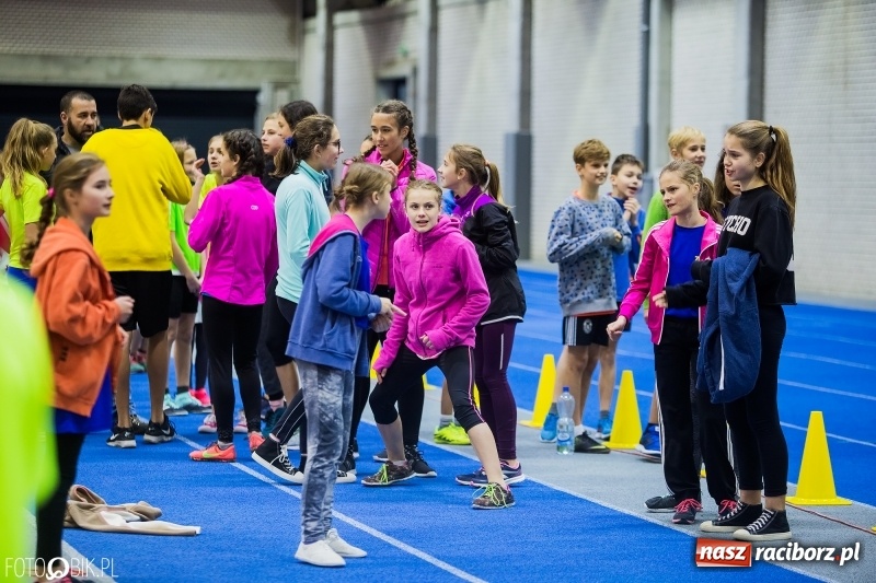 Zdjęcie w galerii na portalu naszraciborz.pl: Jesienne Halowe Mistrzostwa Raciborza w lekkiej atletyce. Zmaganiom przyglądała się Justyna Święty-Ersetic wiadomości z regionu