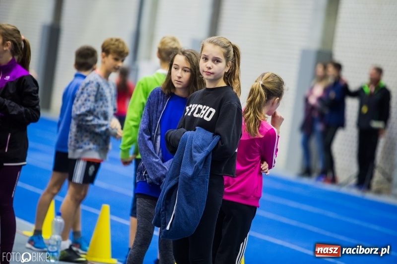 Zdjęcie w galerii na portalu naszraciborz.pl: Jesienne Halowe Mistrzostwa Raciborza w lekkiej atletyce. Zmaganiom przyglądała się Justyna Święty-Ersetic wiadomości z regionu