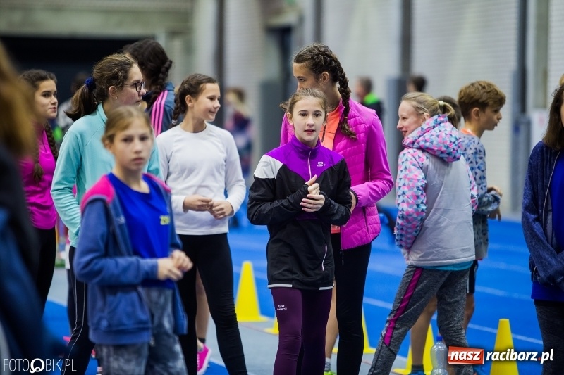 Zdjęcie w galerii na portalu naszraciborz.pl: Jesienne Halowe Mistrzostwa Raciborza w lekkiej atletyce. Zmaganiom przyglądała się Justyna Święty-Ersetic wiadomości z regionu