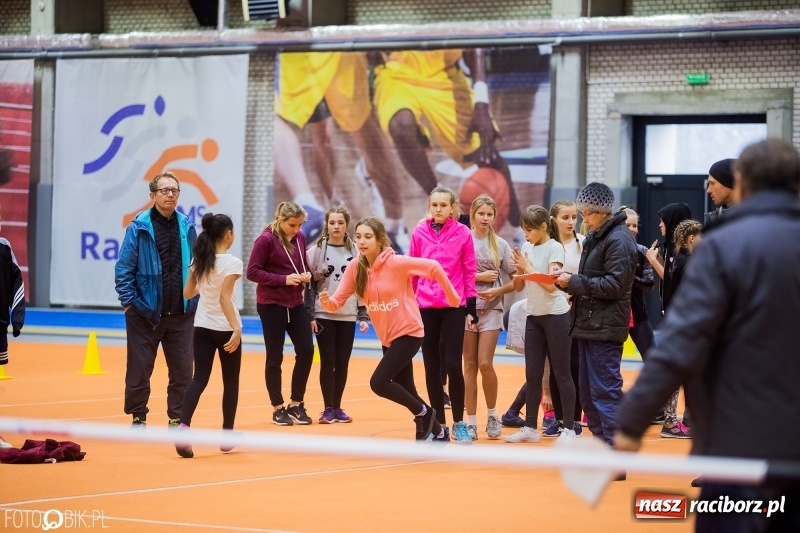 Zdjęcie w galerii na portalu naszraciborz.pl: Jesienne Halowe Mistrzostwa Raciborza w lekkiej atletyce. Zmaganiom przyglądała się Justyna Święty-Ersetic wiadomości z regionu