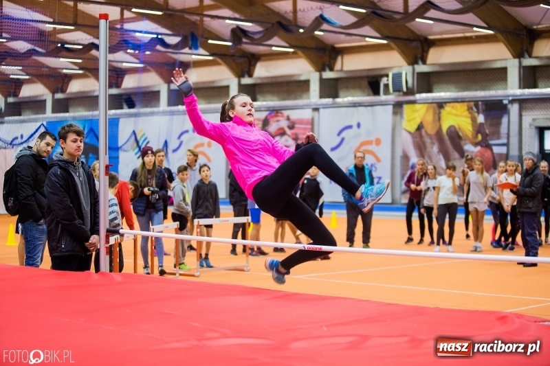 Zdjęcie w galerii na portalu naszraciborz.pl: Jesienne Halowe Mistrzostwa Raciborza w lekkiej atletyce. Zmaganiom przyglądała się Justyna Święty-Ersetic wiadomości z regionu