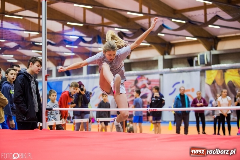 Zdjęcie w galerii na portalu naszraciborz.pl: Jesienne Halowe Mistrzostwa Raciborza w lekkiej atletyce. Zmaganiom przyglądała się Justyna Święty-Ersetic wiadomości z regionu
