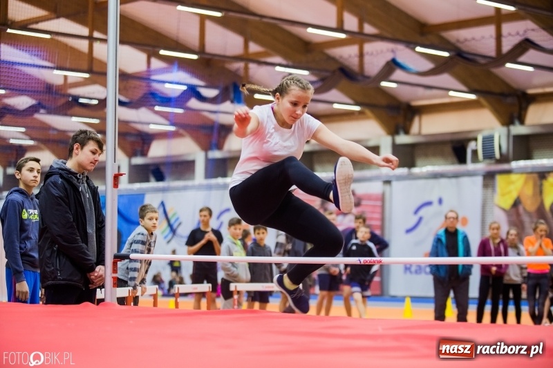 Zdjęcie w galerii na portalu naszraciborz.pl: Jesienne Halowe Mistrzostwa Raciborza w lekkiej atletyce. Zmaganiom przyglądała się Justyna Święty-Ersetic wiadomości z regionu
