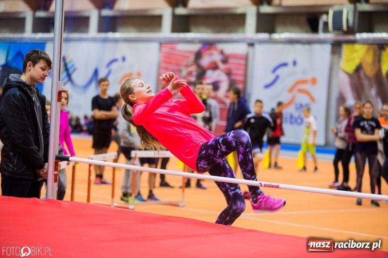 Zdjęcie w galerii na portalu naszraciborz.pl: Jesienne Halowe Mistrzostwa Raciborza w lekkiej atletyce. Zmaganiom przyglądała się Justyna Święty-Ersetic wiadomości z regionu