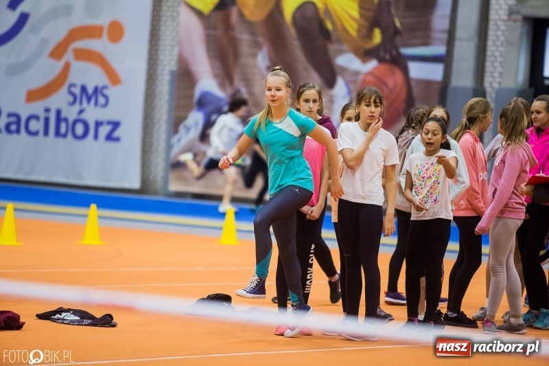 Zdjęcie w galerii na portalu naszraciborz.pl: Jesienne Halowe Mistrzostwa Raciborza w lekkiej atletyce. Zmaganiom przyglądała się Justyna Święty-Ersetic wiadomości z regionu