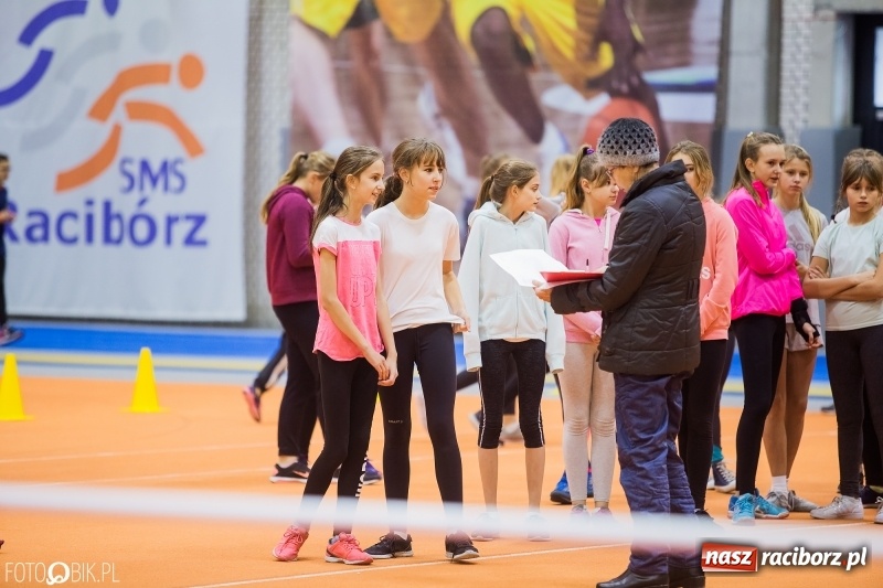 Zdjęcie w galerii na portalu naszraciborz.pl: Jesienne Halowe Mistrzostwa Raciborza w lekkiej atletyce. Zmaganiom przyglądała się Justyna Święty-Ersetic wiadomości z regionu