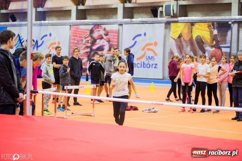 Zdjęcie w galerii na portalu naszraciborz.pl: Jesienne Halowe Mistrzostwa Raciborza w lekkiej atletyce. Zmaganiom przyglądała się Justyna Święty-Ersetic wiadomości z regionu