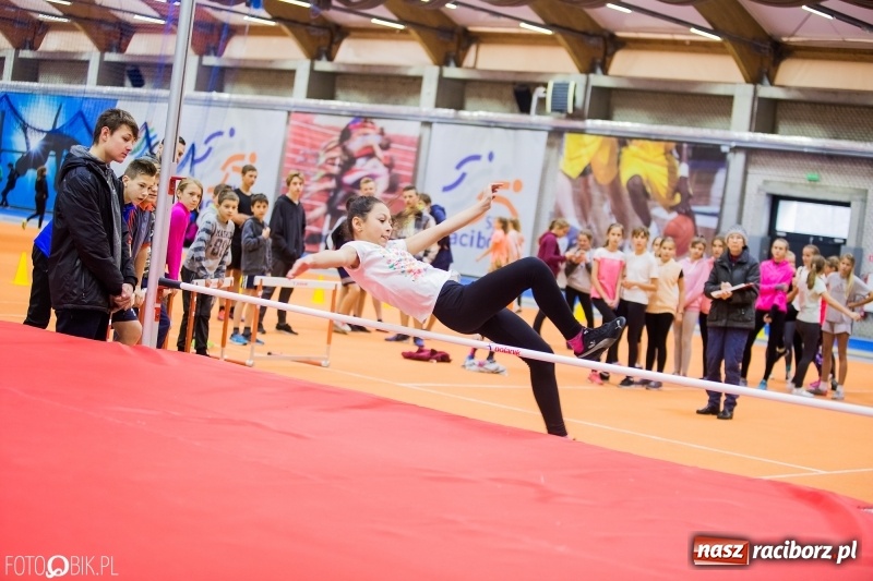 Zdjęcie w galerii na portalu naszraciborz.pl: Jesienne Halowe Mistrzostwa Raciborza w lekkiej atletyce. Zmaganiom przyglądała się Justyna Święty-Ersetic wiadomości z regionu