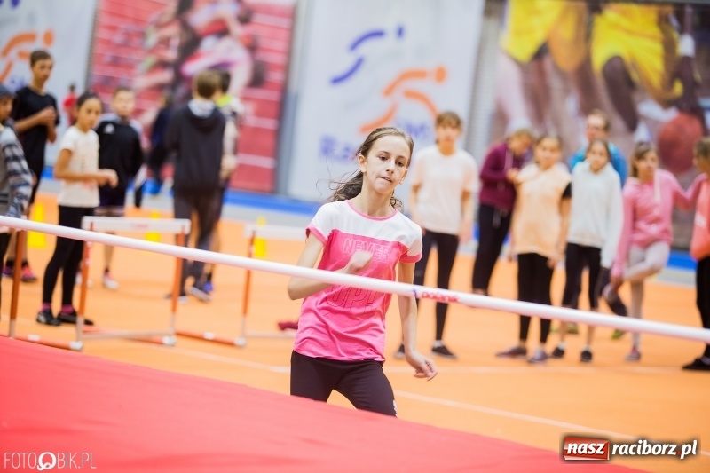 Zdjęcie w galerii na portalu naszraciborz.pl: Jesienne Halowe Mistrzostwa Raciborza w lekkiej atletyce. Zmaganiom przyglądała się Justyna Święty-Ersetic wiadomości z regionu