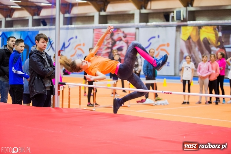 Zdjęcie w galerii na portalu naszraciborz.pl: Jesienne Halowe Mistrzostwa Raciborza w lekkiej atletyce. Zmaganiom przyglądała się Justyna Święty-Ersetic wiadomości z regionu
