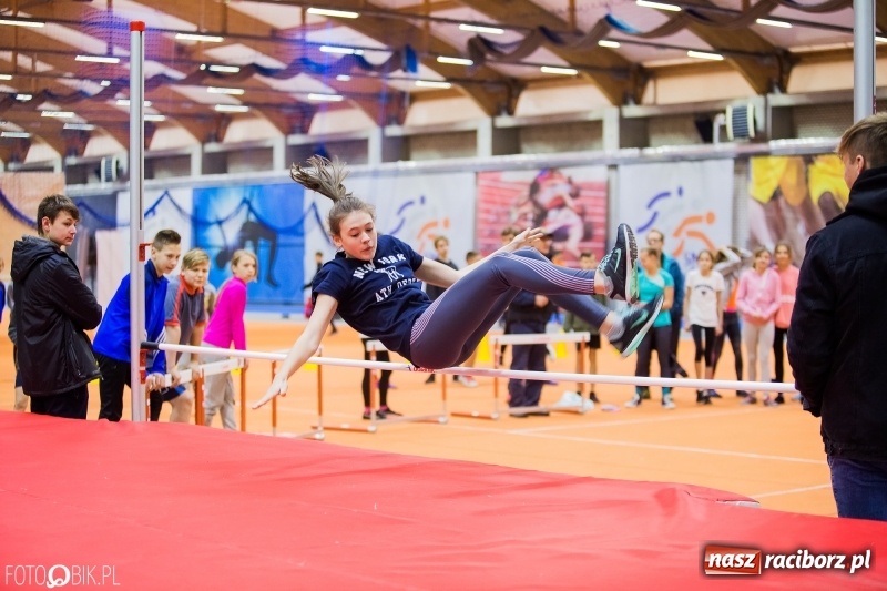 Zdjęcie w galerii na portalu naszraciborz.pl: Jesienne Halowe Mistrzostwa Raciborza w lekkiej atletyce. Zmaganiom przyglądała się Justyna Święty-Ersetic wiadomości z regionu