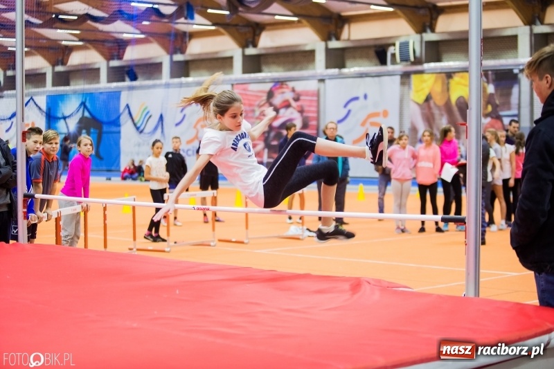 Zdjęcie w galerii na portalu naszraciborz.pl: Jesienne Halowe Mistrzostwa Raciborza w lekkiej atletyce. Zmaganiom przyglądała się Justyna Święty-Ersetic wiadomości z regionu