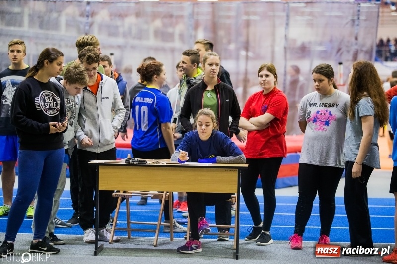 Zdjęcie w galerii na portalu naszraciborz.pl: Jesienne Halowe Mistrzostwa Raciborza w lekkiej atletyce. Zmaganiom przyglądała się Justyna Święty-Ersetic wiadomości z regionu