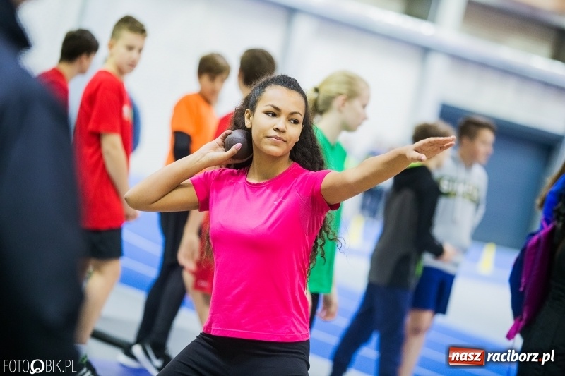 Zdjęcie w galerii na portalu naszraciborz.pl: Jesienne Halowe Mistrzostwa Raciborza w lekkiej atletyce. Zmaganiom przyglądała się Justyna Święty-Ersetic wiadomości z regionu