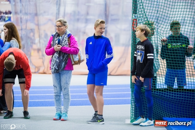 Zdjęcie w galerii na portalu naszraciborz.pl: Jesienne Halowe Mistrzostwa Raciborza w lekkiej atletyce. Zmaganiom przyglądała się Justyna Święty-Ersetic wiadomości z regionu