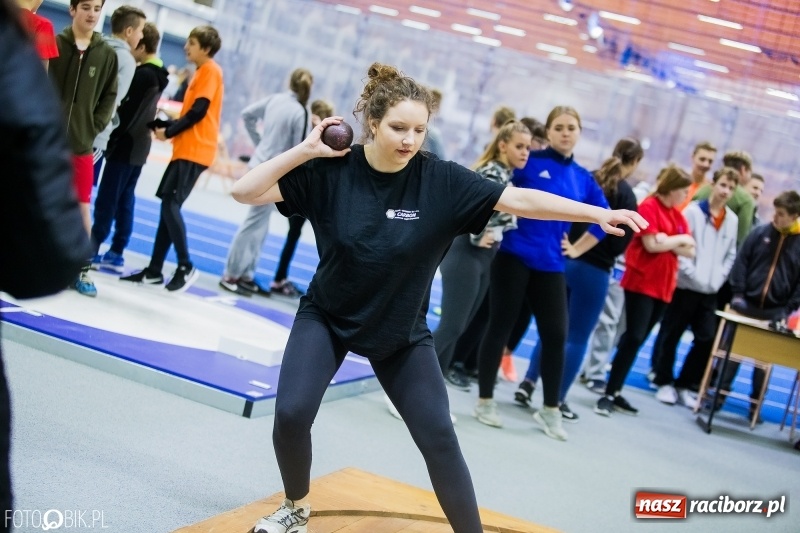 Zdjęcie w galerii na portalu naszraciborz.pl: Jesienne Halowe Mistrzostwa Raciborza w lekkiej atletyce. Zmaganiom przyglądała się Justyna Święty-Ersetic wiadomości z regionu