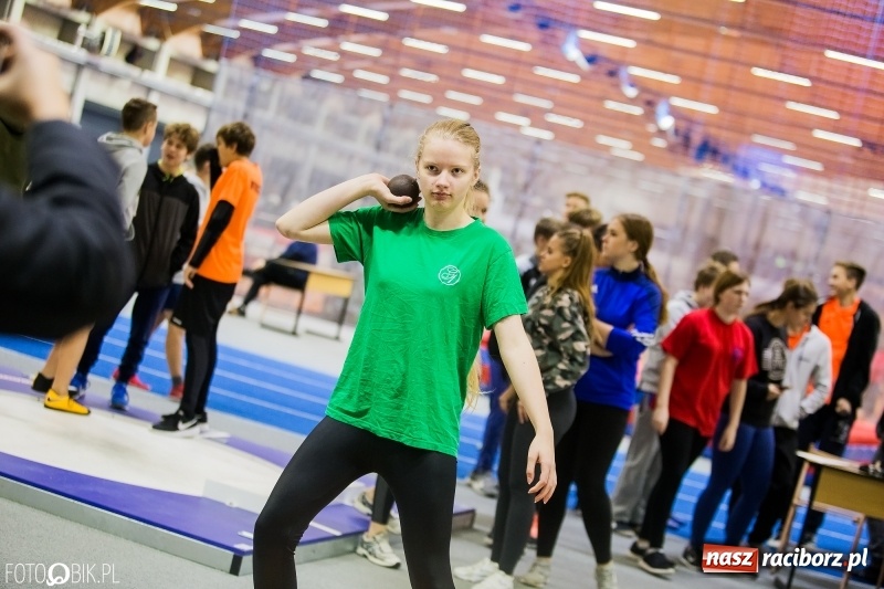 Zdjęcie w galerii na portalu naszraciborz.pl: Jesienne Halowe Mistrzostwa Raciborza w lekkiej atletyce. Zmaganiom przyglądała się Justyna Święty-Ersetic wiadomości z regionu