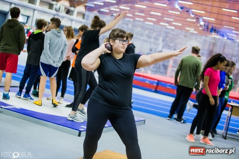 Zdjęcie w galerii na portalu naszraciborz.pl: Jesienne Halowe Mistrzostwa Raciborza w lekkiej atletyce. Zmaganiom przyglądała się Justyna Święty-Ersetic wiadomości z regionu