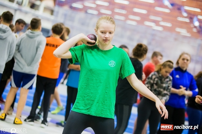 Zdjęcie w galerii na portalu naszraciborz.pl: Jesienne Halowe Mistrzostwa Raciborza w lekkiej atletyce. Zmaganiom przyglądała się Justyna Święty-Ersetic wiadomości z regionu