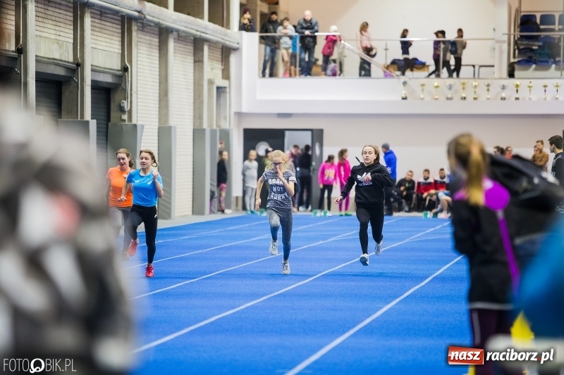 Zdjęcie w galerii na portalu naszraciborz.pl: Jesienne Halowe Mistrzostwa Raciborza w lekkiej atletyce. Zmaganiom przyglądała się Justyna Święty-Ersetic wiadomości z regionu