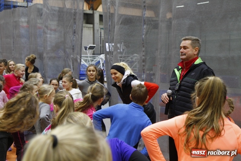 Zdjęcie w galerii na portalu naszraciborz.pl: Jesienne Halowe Mistrzostwa Raciborza w lekkiej atletyce. Zmaganiom przyglądała się Justyna Święty-Ersetic wiadomości z regionu