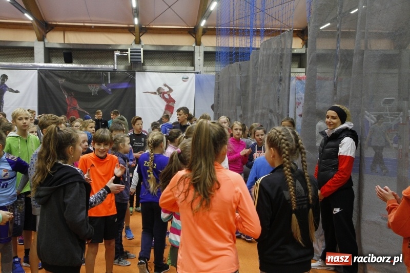 Zdjęcie w galerii na portalu naszraciborz.pl: Jesienne Halowe Mistrzostwa Raciborza w lekkiej atletyce. Zmaganiom przyglądała się Justyna Święty-Ersetic wiadomości z regionu