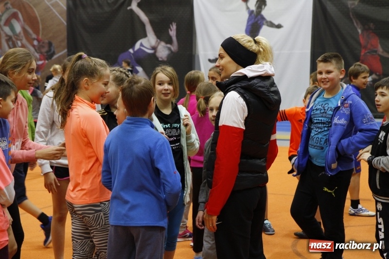 Zdjęcie w galerii na portalu naszraciborz.pl: Jesienne Halowe Mistrzostwa Raciborza w lekkiej atletyce. Zmaganiom przyglądała się Justyna Święty-Ersetic wiadomości z regionu