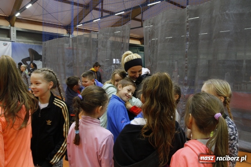 Zdjęcie w galerii na portalu naszraciborz.pl: Jesienne Halowe Mistrzostwa Raciborza w lekkiej atletyce. Zmaganiom przyglądała się Justyna Święty-Ersetic wiadomości z regionu