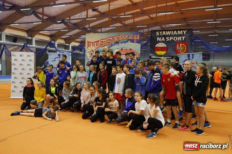 Zdjęcie w galerii na portalu naszraciborz.pl: Jesienne Halowe Mistrzostwa Raciborza w lekkiej atletyce. Zmaganiom przyglądała się Justyna Święty-Ersetic wiadomości z regionu