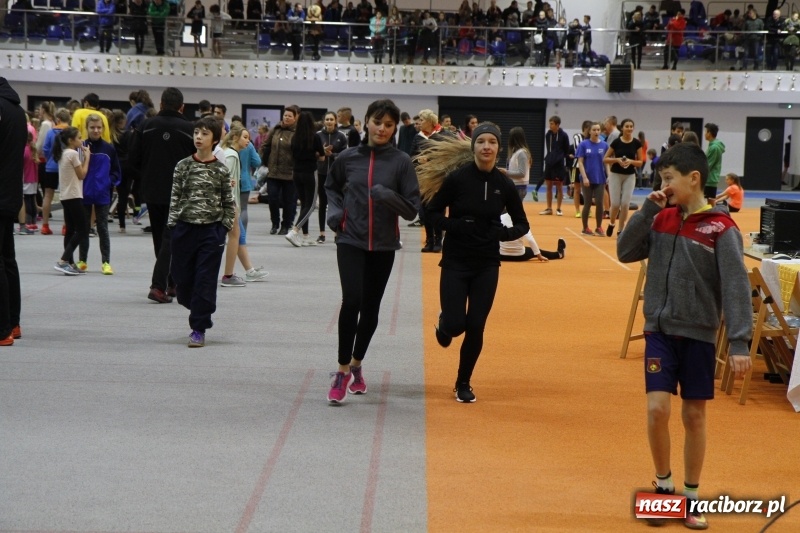 Zdjęcie w galerii na portalu naszraciborz.pl: Jesienne Halowe Mistrzostwa Raciborza w lekkiej atletyce. Zmaganiom przyglądała się Justyna Święty-Ersetic wiadomości z regionu