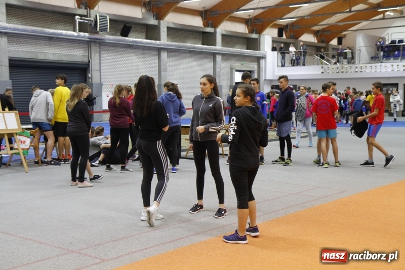 Zdjęcie w galerii na portalu naszraciborz.pl: Jesienne Halowe Mistrzostwa Raciborza w lekkiej atletyce. Zmaganiom przyglądała się Justyna Święty-Ersetic wiadomości z regionu
